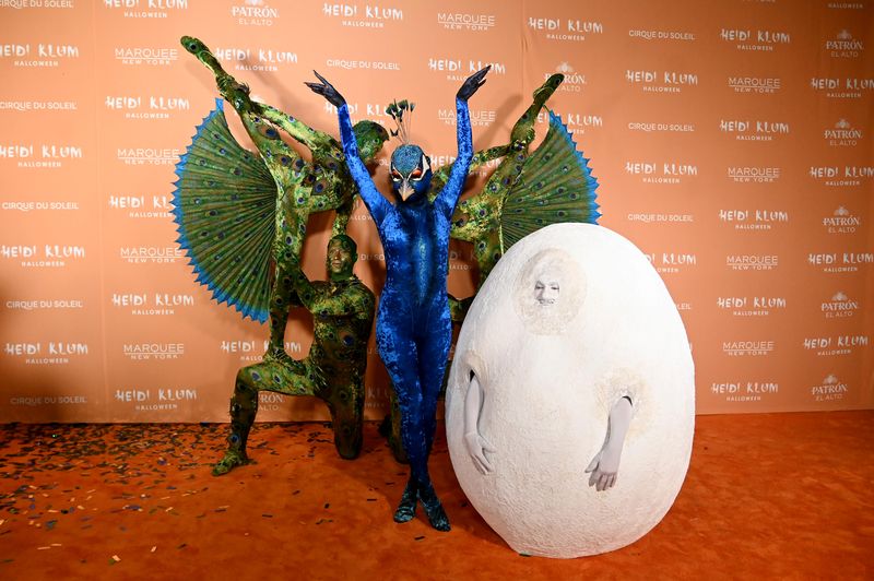 2023 musste Tom Kaulitz einmal mehr Teil der Kostümshow sein: Als Pfau (mit mehreren Komparsen, die dessen Federkleid darstellten) hatte Heidi Klum mehr Bewegungsfreiheit als ihre Ehemann, der als XXL-Ei über den roten Teppich laufen musste.