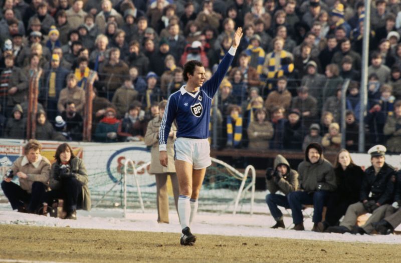 Dir aktive Karriere von Franz Beckenbauer endete in Deutschland beim Hamburger SV.