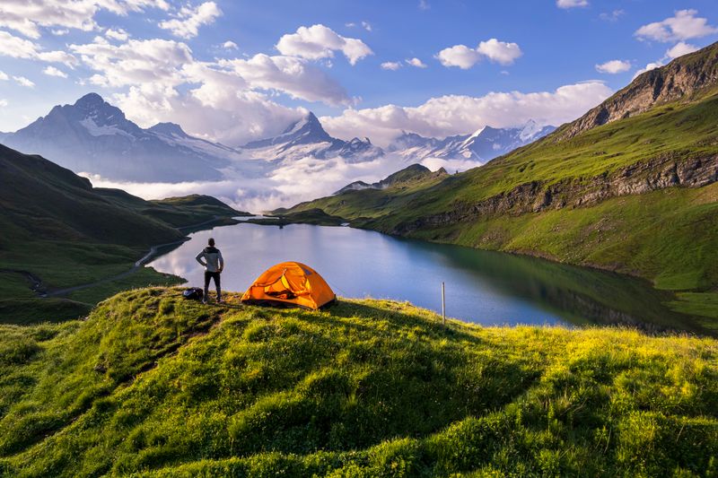 Wie hat sich das Reisen verändert und welche neuen Trends erwarten uns in diesem Jahr? Soviel vorweg: Es wird spannend! Reisen hat für die Deutschen einen höheren Stellenwert als je zuvor. Einmal im Jahr ein Standard-Urlaub in Italien, Österreich, Mallorca oder der Türkei reicht den meisten schon längst nicht mehr aus. Die Reise-Trends 2025 sind vielfältig, erlebnisreich, nachhaltig und kreativ!