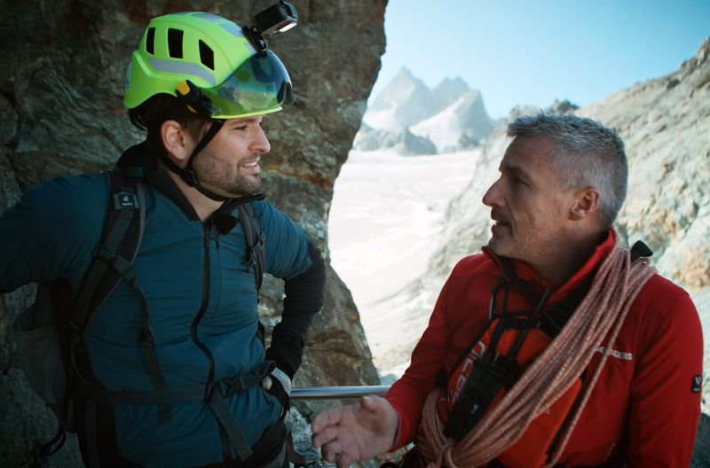 Ungewöhnlicher Ort für einen Literatur-Plausch: Der Tolkien-Experte Martin S. Monsch (rechts) lässt sich vom Bergführer Raphael Richard Orte in der Schweiz zeigen, die auch der Schriftsteller im Jahr 1911 aufgesucht hatte.

