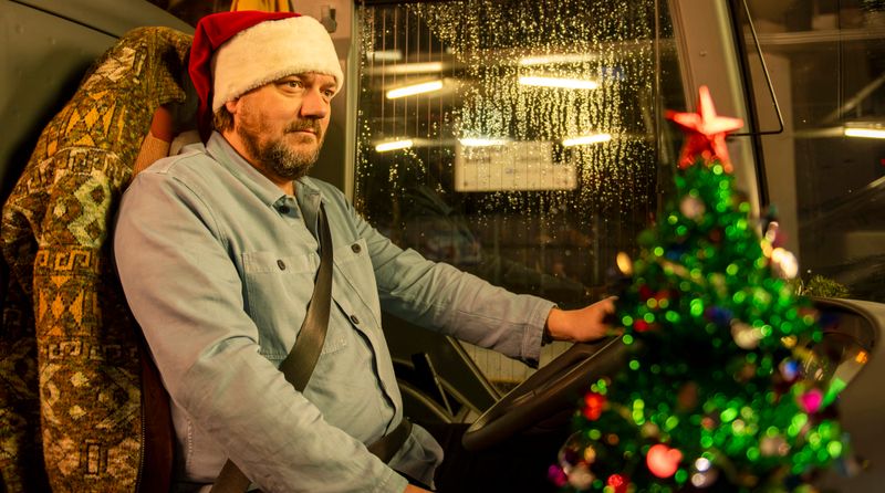 Charly Hübner gibt in "Alle Jahre wieder" den Fernbusfahrer in halber Weihnachtsmontur.