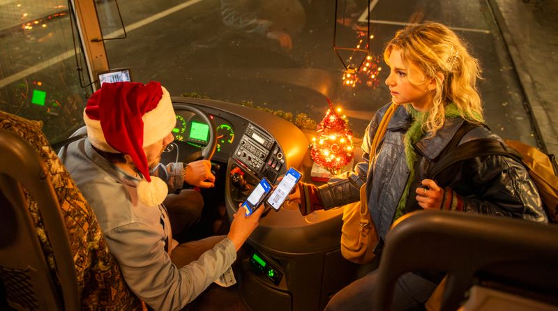 Fahrkarte, bitte!  Hannas (Sinje Irslinger) Fahrt beginnt bei der Ticketkontrolle von Busfahrer Robert (Charly Hübner).