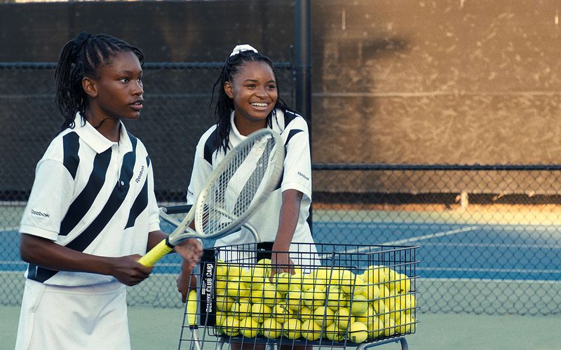 "King Richard" erzählt die Erfolgsgeschichte der Williams-Schwestern Serena (Demi Singleton, links) und Venus (Saniyya Sidney) nach, im Fokus steht aber ihr Vater Richard.