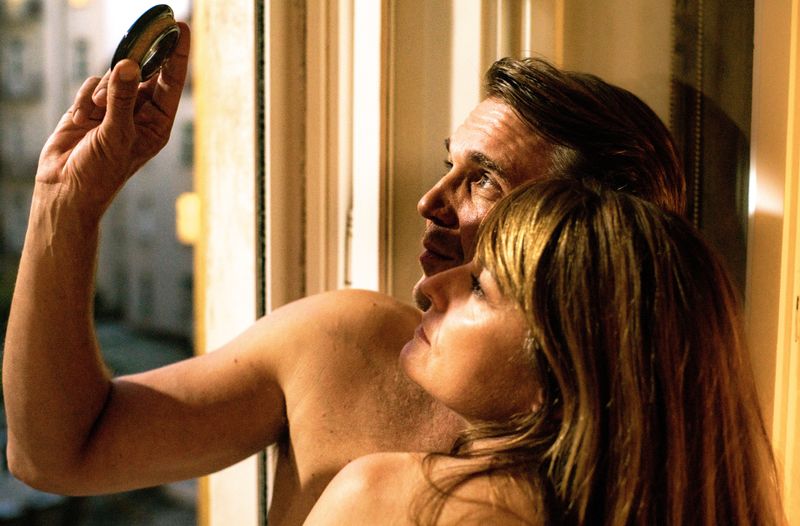 Ein Jahrhundertereignis, das einen staunen lässt: Hauptmann Furrer (Pierre Kiwitt) und seine On-Off-Liebe, Anwältin Dominique (Ina Paule Klink), beobachten die Sonnenfinsternis. Ein knappes Jahr später werden sie auf die Tage rund um das Ereignis zurückkommen.