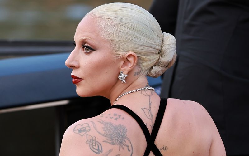 Sie zeigt gerne, was sie hat: Lady Gaga ist eine von vielen Prominenten, die aufsehenerregende Tattoos haben. Von subtil bis ausufernd: Die Galerie zeigt die schönsten und skurrilsten Körper-Kunstwerke der Stars ... 
