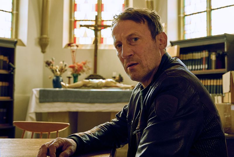 Man muss schon regelmäßiger Zuschauer der Wotan Wilke Möhring-"Tatorte sein, um bei diesem Partner-Verschleiß noch mitzukommen. 2013 begann Falke gemeinsam mit seiner Kollegin Katharina Lorenz, gespielt von Petra Schmidt-Schaller, beim "Tatort" in Hamburg und Umgebung. Von 2016 war Franziska Weisz als Hauptkommissarin Julia Grosz feste Ermittlungs-Partnerin von Falke. Nach deren Filmtod 2024 folgte eine Solofolge im Kloster ("Schweigen", Bild) sowie eine weitere ("Im Wahn") mit Florence Kasumba und Peri Baumeister als einmalige Partnerinnen. 