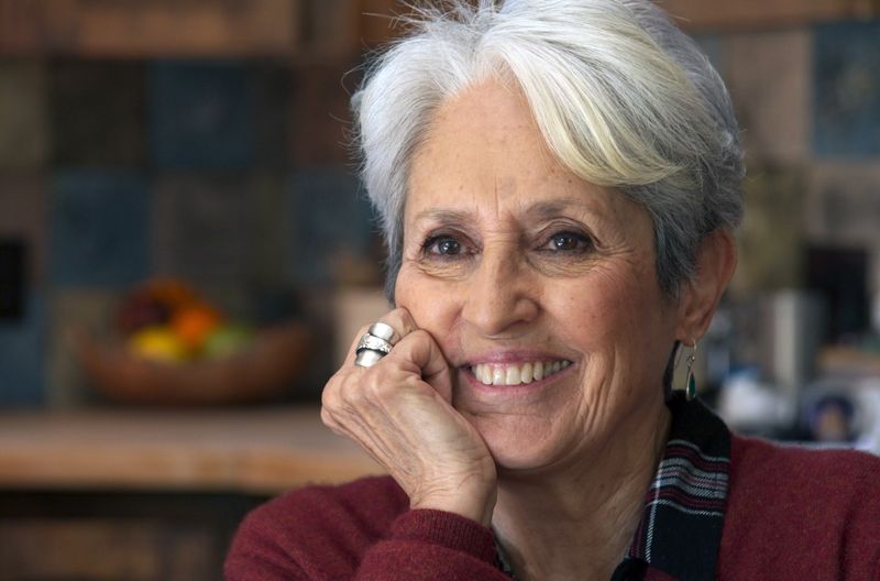 Der Dokumentarfilm "Joan Baez - Mit lauter Stimme", er lief Anfang 2023 auf der Berlinale und später im Kino, ist mehr als nur eine Dokumentation der letzten Konzert-Tournee der Folk-Ikone. Die Kultsängerin der 60-er gewährt über offene Gespräche, alte Audio-Tapes und intime Privataufnahmen Einblicke in ihre komplexe Familiengeschichte.