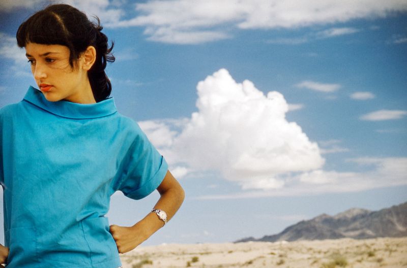 Sehr jung wurde Joan Baez eine populäre Folksägerin. Sie brachte ihrer mexikanisch-schottisch-stämmigen Familie viel Geld nach Hause. Ihre beiden Schwestern und die Eltern waren aber nicht glücklich darüber. "Joan Baez - Mit lauter Stimme" ist nicht nur ein Musikerinnen-Porträt über acht Jahrzehnte, sondern auch eine Art Familientherapie im Bild.