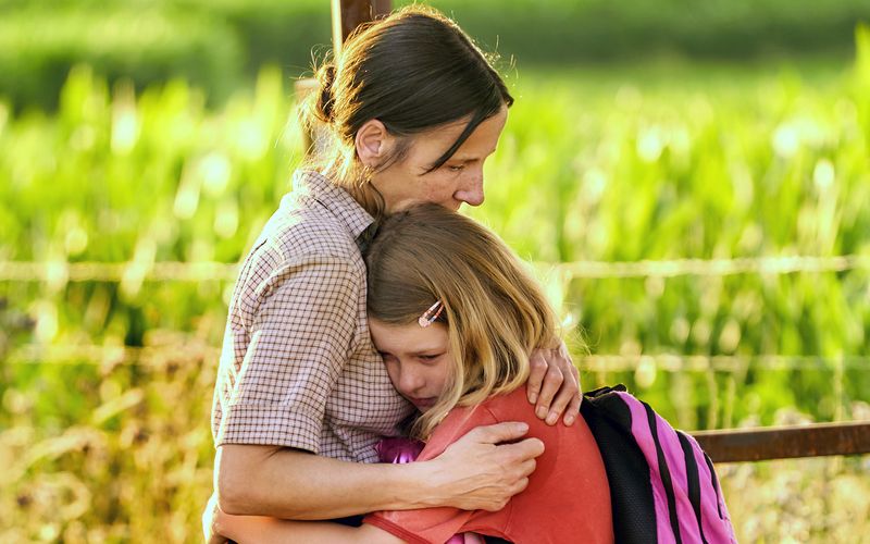 Anne (Meret Becker, links) und Tilda (Luise Landau) in einem vertrauten Moment. Langsam lernt die Einzelgängerin Anne, wie eine persönliche Beziehung ihr und das Leben ihre Enkelin verbessern kann. 