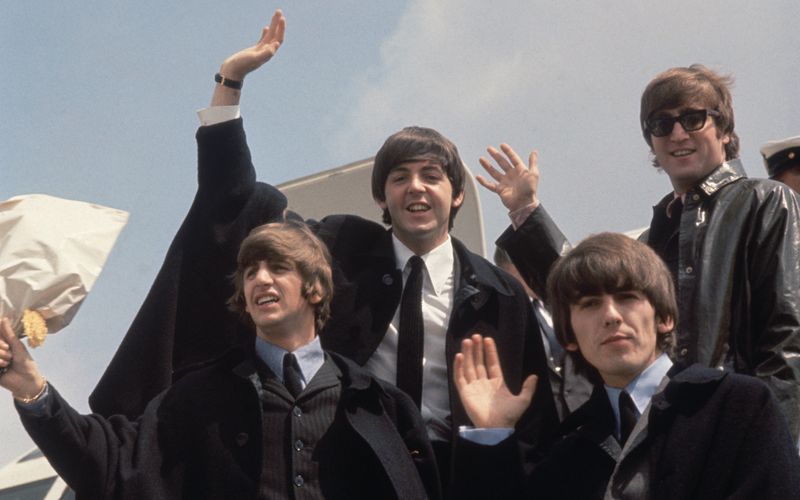 Sie brachen auf, um die (Musik-)Welt für immer zu verändern: Keine Band hatte so eine nachhaltige Wirkung wie die Beatles. Doch was, wenn eines Tages ihre Songs weg wären, es die "Fab Four" nie gegeben hätte? Mit dieser "Was wäre, wenn"-Frage beschäftigt sich Danny Boyles Film "Yesterday" (Freitag, 29. Mai, 22.30 Uhr, Super RTL). Und auch wir fragen uns: Welche Errungenschaften verdanken wir John, Paul, George und Ringo?