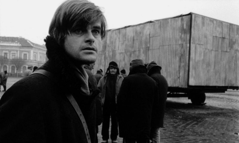 Béla Tarrs hypnotisches Meisterwerk entführt in ein unheimliches Dorf, das von einem mysteriösen Zirkus und einer nahenden Katastrophe erschüttert wird. Mit langen, kunstvollen Kamerafahrten und Lars Rudolph (Bild) in der Hauptrolle ist "Die Werckmeisterschen Harmonien" (2002) eine faszinierende Meditation über Chaos, Macht und Menschlichkeit.