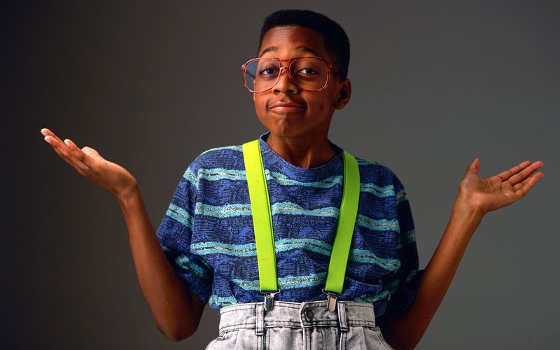"War ich das etwa?" Ursprünglich war der Nachbarsjunge Steve Urkel nur als einmalige Gastrolle in "Alle unter einem Dach" vorgesehen. Die Figur des tollpatschigen, nerdigen und liebenswerten Außenseiters erwies sich aber als so populär, dass sie bald im Zentrum der Sitcom stand. Er ist nur einer von zahlreichen Kultfiguren der 90-er, wir zeigen, was aus ihm und anderen Serienstars von damals wurde ...