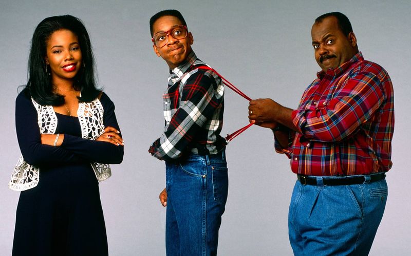 "Alle unter einem Dach" erzählt von Familie Winslow aus Chicago, deren Alltag durch den nerdigen Nachbarn Steve Urkel (Jaleel White, Mitte) auf den Kopf gestellt wird. Mit humorvollen Konflikten, warmherzigen Momenten und Urkels kultigen Sprüchen entwickelte sich die Serie zu einem Klassiker der 90er-Sitcoms und begeisterte Zuschauer weltweit.