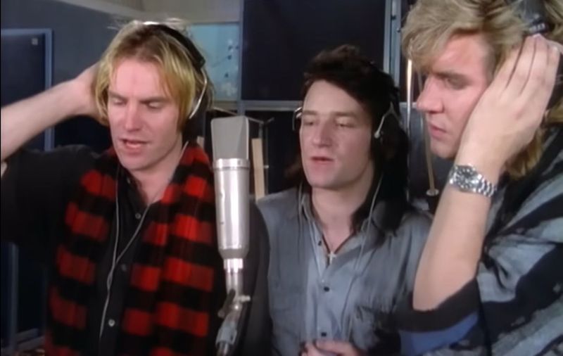 Vor 40 Jahren nahmen Musikstars - unter ihnen (von links) Sting, Bono von U2 und Duran-Duran-Sänger Simon Le Bon - mit "Do They Know It's Christmas?" eine Wohltätigkeitssingle auf, die in der kommenden Weihnachtszeit wieder oft im Radio zu hören sein wird. Zuletzt machte der Song Schlagzeilen - wegen seines Inhalts. 