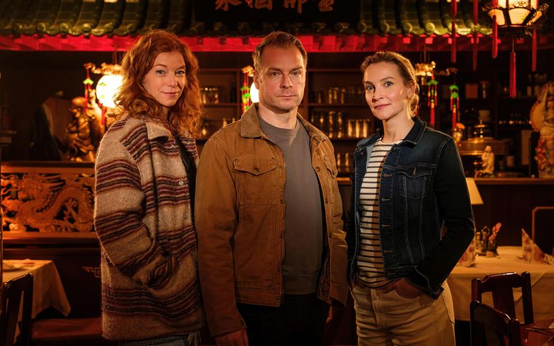 Hannah Wagner (Jana Klinge, rechts) und Hauke Jacobs (Hinnerk Schönemann) ermitteln im Umfeld des neuen chinesischen Restaurants in Schwanitz. Tierärztin Jule Christiansen (Marleen Lohse) ist als selbsternannte dritte Spürnase im Team natürlich ebenfalls im Einsatz.