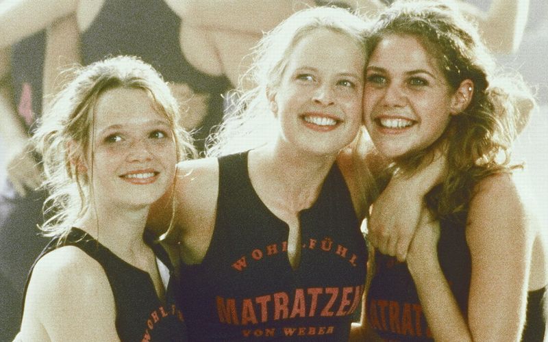Die Verwirrung von Inken (Diana Amft, Mitte), Victoria (Felicitas Woll, rechts) und Lena (Karoline Herfurth), Freundinnen könnte beiläufiger nicht beginnen: In der Umkleide vor einem Volleyball-Spiel hören die Freundinnen, wie ihre Mitschülerin Chayenne damit prahlt, einmal mehrmals zum Höhepunkt gekommen zu sein. Das Gehörte weckt ihren Ehrgeiz, ihre Erfahrungslücke zu schließen.