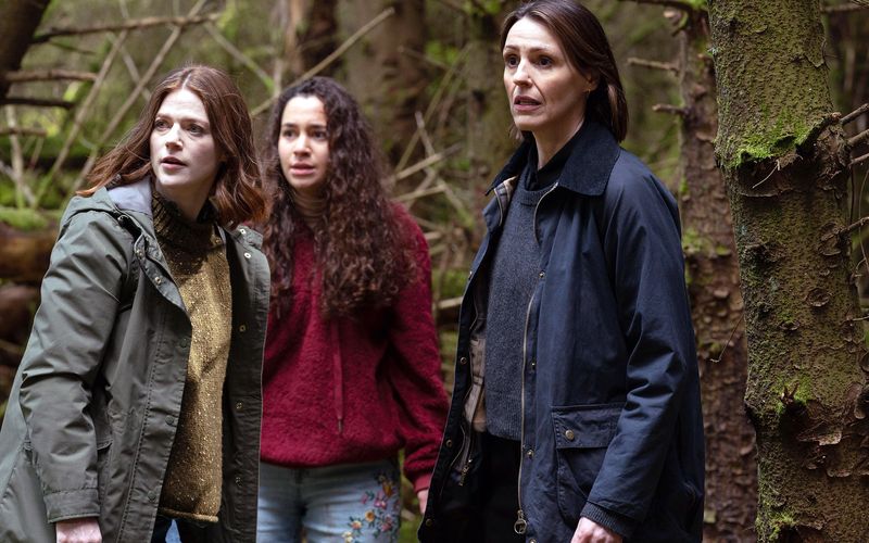 Kein U-Boot in Sicht! In "Vigil - Staffel 2" bewegen sich die beiden schottischen Ermittlerinnen Amy Silva (Suranne Jones, rechts) und Kirsten Longacre (Rose Leslie, links) zwar wieder unter Militär - aber diesmal auf einem Luftwaffen-Stützpunkt. Auch der Nahe Osten ist Schauplatz des Thriller-Plots (Szene mit Hiba Medina).