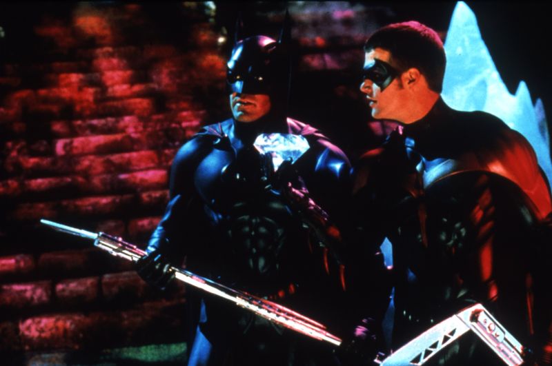 Dass George Clooney 1997 an "Batman & Robin" mitgewirkt hat, ist ihm im Nachgang so peinlich, dass er sich bereits mehrfach für seinen Auftritt und den Film entschuldigt hat. Das Ganze sei schlicht "ein Desaster" gewesen. "Ich dachte, dies sei ein guter Schachzug in meiner Filmkarriere. Ähm, das war es nicht."
