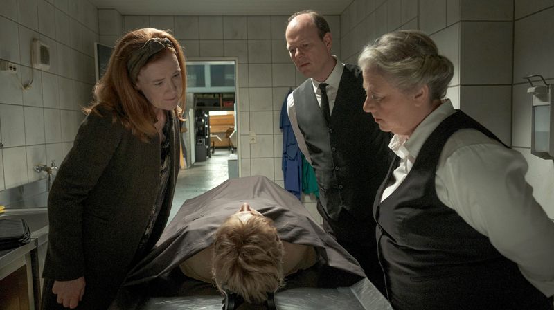 In der ARD-Serie "Nord bei Nordwest" spielt Regine Hentschel (rechts) die Bestatterin Bleckmann.