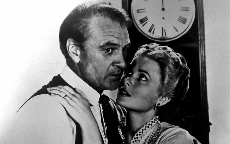 Punkt zwölf Uhr mittags treffen drei Banditen in Hadleyville ein, die mit dem Sheriff der Kleinstadt eine Rechnung offen haben. Alleine stellt sich Will Kane dem anfangs so aussichtslos scheinenden Kampf. Gary Cooper drehte viele Western, doch es war der idealistische Gesetzeshüter in "Zwölf Uhr mittags" (Bild), mit dem er einen der größten Helden des Kinos schuf. Auch deshalb findet sich der Schauspieler, der am 7. Mai 125 Jahre alt geworden wäre, in unserer Liste mit den größten Legenden des Western.