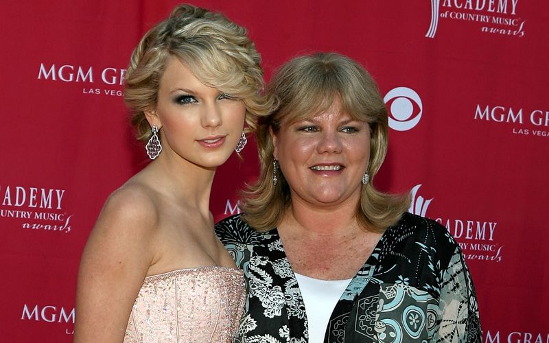 Geboren wurde der Superstar als Taylor Alison Swift am 13. Dezember 1989 in Reading, Pennsylvania. Ihre Oma war Opernsängerin, Mama Andrea (rechts) arbeitete früher als Marketingleiterin, Vater Scott ist Vermögensberater. Taylor soll schon als Dreijährige ständig gesungen haben; in der vierten Klasse gewann sie einen nationalen Gedichtwettbewerb. 