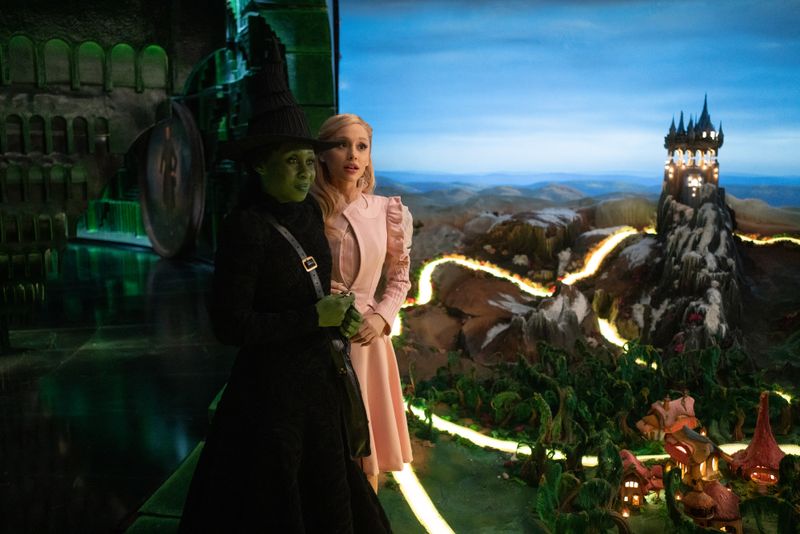 Über fünf Milliarden US-Dollar hat "Wicked" seit der Broadway-Premiere 2003 eingespielt, damit gehört das Stück zu den erfolgreichsten Musicals aller Zeiten. Jetzt kommt Teil zwei der Kino-Adaption des Romans ins Kino: "Wicked" erzählt nicht noch einmal die berühmte Geschichte von Dorothy, die ins Zauberland Oz geweht wird, sondern die Vorgeschichte der beiden Zauberinnen Glinda (Ariana Grande, rechts) und Elphaba (Cynthia Erivo).