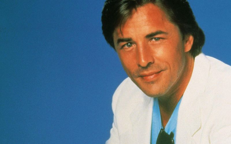 Sonny Crockett (Don Johnson) war der kernige Undercover-Polizist mit weißem Anzug, Designer-Stoppeln und einer Vorliebe für schnelle Boote und teure Autos. Sein Charisma und seine unorthodoxen Methoden machten ihn zum Herzstück des Teams.