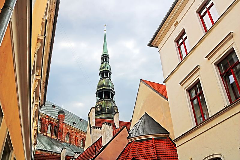 Der Turm der Petrikirche in Riga ist 123,25 Meter hoch und ein bekanntes Wahrzeichen der Stadt. Zwischen 1666 und 1941 wurde er viermal zerstört und wieder aufgebaut. Jedes Mal ließ man ein Glas von der Spitze fallen. Die Scherben galten als Symbol für die Lebensdauer des Turms. Als 1973 zuletzt ein Glas geworfen wurde, zerbrach es in zahllose Stücke. Daher glaubt man, dass der Turm für immer bestehen bleibt. Der Kirchturm in Riga belegt Platz 20.