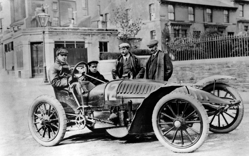 Die ersten Autos waren kaum schneller als ein trabendes Pferd, doch die Motoren wurden bald schneller und leistungsfähiger.