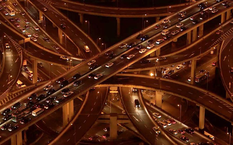 Ein Autobahnkreuz, wie man es heute in jeder modernen Stadt findet: Die Doku "Die Geschichte des Automobils" liefert nicht nur viele Informationen, sondern auch zahlreiche eindrucksvolle Bilder.
