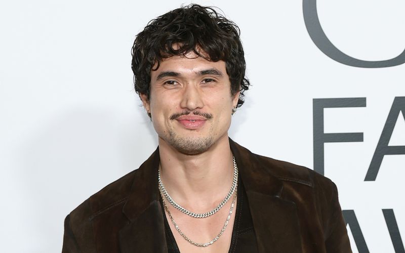 "Riverdale"-Star Charles Melton ist Vater geworden.