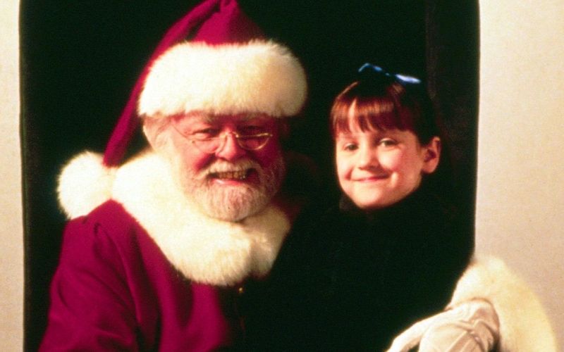 "Das Wunder von Manhattan" ((Bild, 19. Dezember, 20.15 Uhr, VOX) bringt den Glauben an den Weihnachtsmann zurück. Die kleine Susan (Mara Wilson, Bild) ist schnell von der wahren Identität des Kaufhaus-Weihnachtsmannes (Richard Attenborough) überzeugt. Die Erwachsenen jedoch zweifeln an Mister Kringles wunderlichen Aussagen.