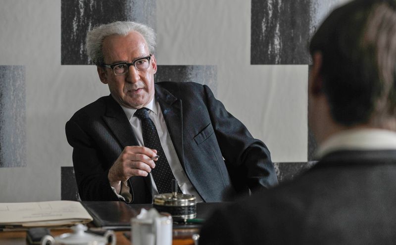 Fritz Bauer (Ulrich Noethen) ist auf der Suche nach Adolf Eichmann.

