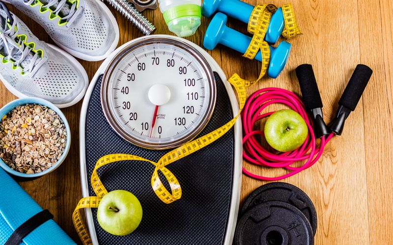 Wer Gewicht verlieren will, findet unzählige Ratgeber und Anleitungen. Dabei stolpern viele in bekannte Fallen. Nicht jede "Wunderdiät" oder gut gemeinte Empfehlung senkt das Gewicht. Wir zeigen welche Tipps den Abnehmerfolg eher bremsen statt fördern.