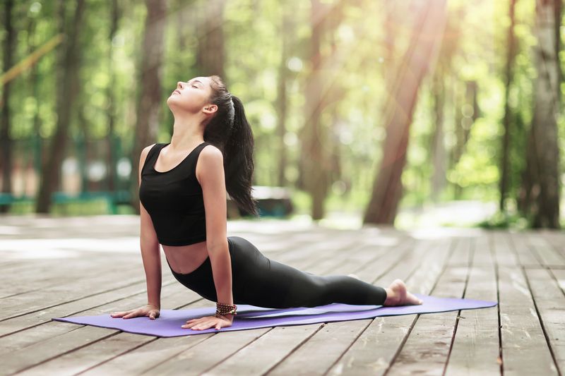 Yoga ist perfekt dazu geeignet, sowohl den Körper zu entgiften, als auch den Geist zu entlüften. Beim "Detox-Yoga" stehen Übungen im Mittelpunkt, welche die Verdauung anregen und so das Ableiten von Giftstoffen fördern. Andere Übungen hingegen konzentrieren sich auf bestimmte Atemtechniken, die uns tief durchatmen lassen. Wir stellen Ihnen die besten Yoga-Übungen zum Entgiften von Körper und Geist vor. 