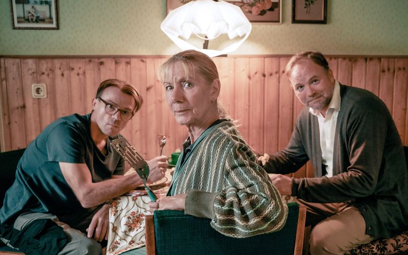 Wie in alten Zeiten: Baba Sifkovits (Erika Deutinger) hat ein strenges Auge auf ihren inzwischen erwachsenen Sohn (Thomas Stipsits, rechts) und dessen Kindheitsfreund Freco (Gerhard Liebmann).