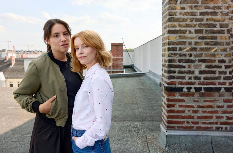 Borowski und übergibt an Mila Sahin (Almila Bagriacik, links) und Elli Krieger (Karoline Schuch). Zum Schwanengesang des beliebten Ermittlers blickt die Galerie zurück auf die spektakulärsten "Tatort"-Abschiede. 
