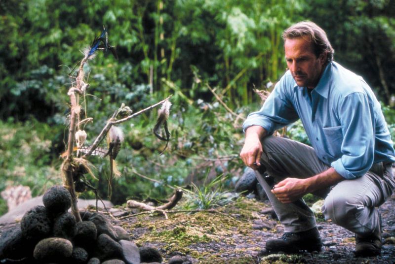 "Im Zeichen der Libelle" (2001) will nicht so recht in die Filmographie Kevin Costners passen. Er spielt in dem spirituell angehauchten Streifen einen Arzt, der seine Frau durch einen Verkehrsunfall verliert. Die Verblichene ist aus dem Leben geschieden, nicht aber von ihrem Mann. Aus dem Jenseits nimmt sie Kontakt zu dem Witwer auf, weil sie ihm offenbar etwas Wichtiges mitteilen will. Abstrus, ja.