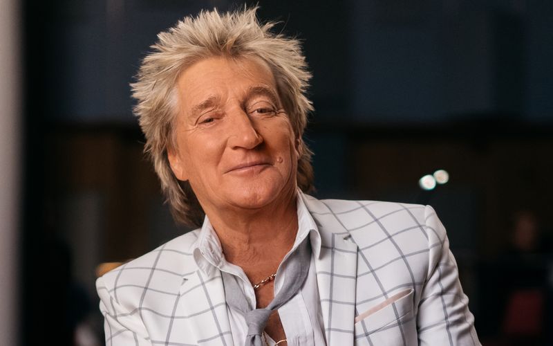 Seine Frauen, seine schönsten Hemden, sein Lieblingsverein: Wir blicken zurück auf die schillernde Karriere von Rod Stewart und erklären, wie der Rock- und Popstar tickt ...