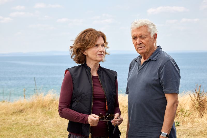 Die Ermittler Konstanze Satorius (Victoria Trauttmansdorff) und Johannes Fischer (Henry Hübchen) arbeiten in "Die Stille am Ende der Nacht" noch einmal zusammen, um einen alten Fall aufzuklären. Es ist der dritte Filme einer - durch unterschiedliche Namen der Filme - "dezenten" Reihe nach Romanen von Jan Costin Wagner.