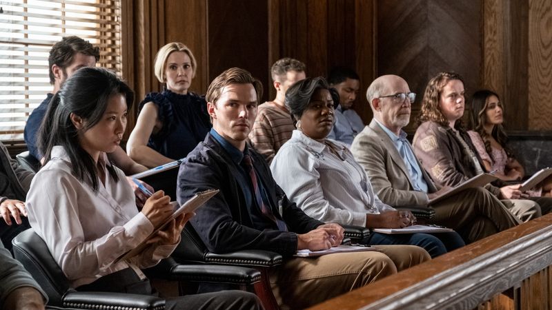 Clint Eastwoods bislang letzte Regiearbeit: das Gerichtsdrama "Juror #2" mit Nicholas Hoult (vorne, zweiter von links) in der Hauptrolle.
