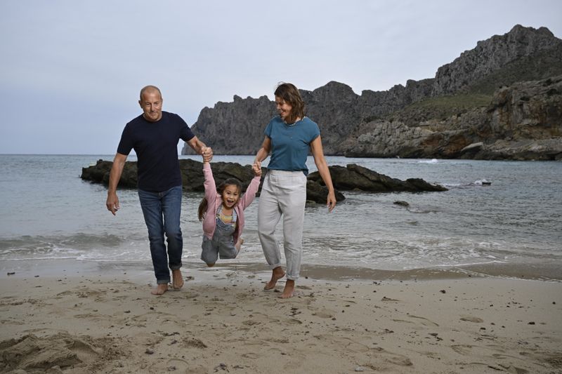 Da ist die Welt noch in Ordnung: Robert (Heino Ferch) und Anna (Jessica Schwarz) verbringen den Urlaub mit ihrer kleinen Tochter Lilly (Minou Troll) und deren älterem Bruder Noah auf einer spanischen Insel. Eines Abends verschwindet das Mädchen spurlos aus der Ferienwohnung. 