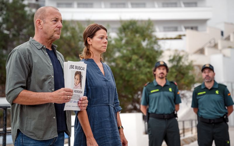 "Se busca!" - "Gesucht!": Gegen die Anweisung der Polizei gehen Robert (Heino Ferch) und Anna (Jessica Schwarz) mit dem Verschwinden - und dem Foto - ihrer Tochter Lilly an die Öffentlichkeit. Sie hoffen, dass sie so irgendjemand erkennt und zu ihnen zurückbringt.