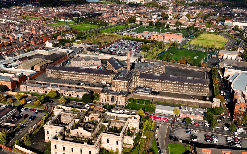 Kinder, Frauenrechtlerinnen und politische Gefangene wurden zwischen 1845 und 1996 im Crumbin Road Gaol in Belfast inhaftiert. In Nordirlands legendärstem Gefängnis wurden darüber hinaus in "Der Zelle der Verdammten" 17 Häftlinge hingerichtet. Jetzt ist es für Besucher geöffnet, die in den Zellentrakten die Geschichte des Gefängnisses erkunden können. Zusätzlich dient das Gemäuer als Veranstaltungsort und Konzert-Location.