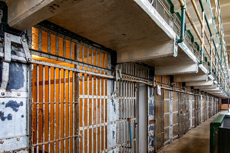 So manche ehemalige Haftanstalt ist heute für Besucher geöffnet. Rostige Gitterstäbe und altes Mauerwerk zeugen von hartem Leben, das Mörder, politische Gegner und sogar Könige hier erdulden mussten. Einige von Ihnen bis zu Ihrer Hinrichtung. Ob den von den Insassen angebauten Wein probieren oder in einer Zelle nächtigen, diese Gefängnisse sorgen für einen Ausflug mit Gänsehaut. 