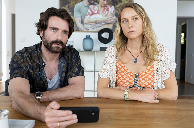 Oliver Blum (Florian Jahr) und seine Schwägerin Kim Weckerle (Anna Unterberger) reagieren abweisend auf mögliche Ungereimtheiten beim Tod seiner Frau bezeihungsweise ihrer Schwester.