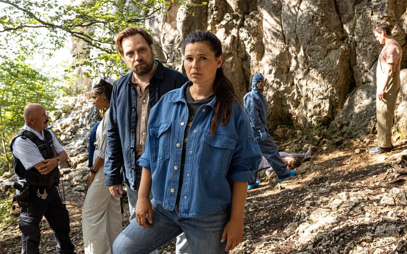 Kommissar Thomas Zellinger (Christoph Letkowski) und Bestatterin Lisa Taubenbaum (Anna Fischer) werden im vierten Film der Krimi-Reihe "Die Bestatterin" an den Fuß eines Felsen auf der Schwäbischen Alb gerufen. 