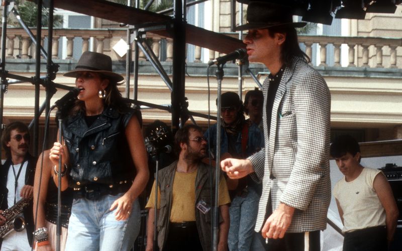 Sie hätten das Traumpaar der 80er-Jahre sein können: Udo Lindenberg und Nena (Bild von einem gemeinsamen Auftritt) hielten ihre Beziehung, die etwa ein Jahr dauerte, damals aber geheim. Gegenüber "Bild" verriet Nena später, wie sie sich tarnte: "Ich habe mich immer wieder verkleidet, wenn ich mit Udo unterwegs war. Mal als Haremsdame, mal habe ich mich im Kofferraum versteckt."