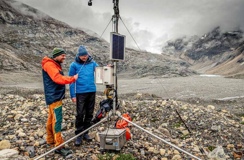 Mit dem Meteorologen und Glaziologen Jakob Abermann (links) von der Universität Graz besucht Sven Plöger einen berühmten Gletscher.