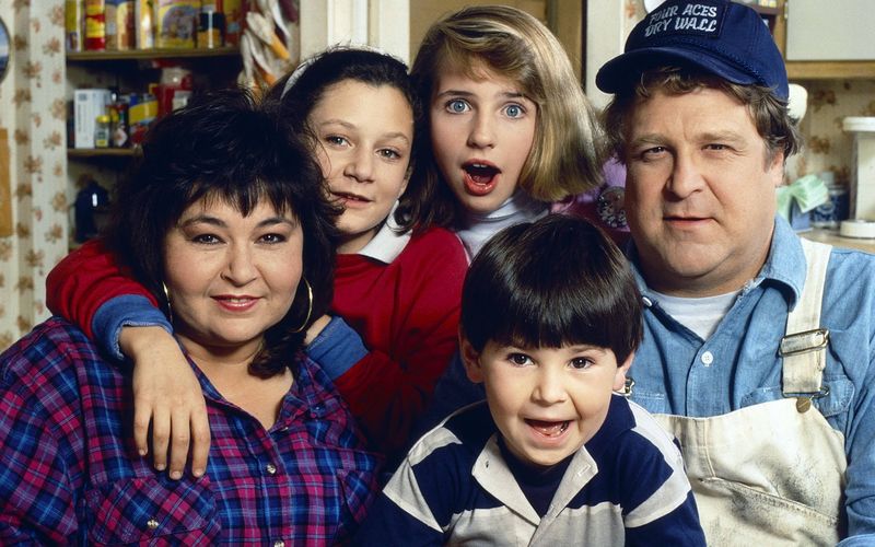 "Roseanne" hob sich vom Gros der Sitcoms der 1980er- und 1990er-Jahre ab. Hier durfte nicht nur herzlich gelacht werden über die Alltagserlebnisse der Arbeiterfamilie Conner. In der Serie wurden immer wieder auch "ernste" Themen wie Arbeitslosigkeit, Homosexualität und Geldsorgen verhandelt. Wir zeigen, was aus den Stars der Kultserie wurde. 